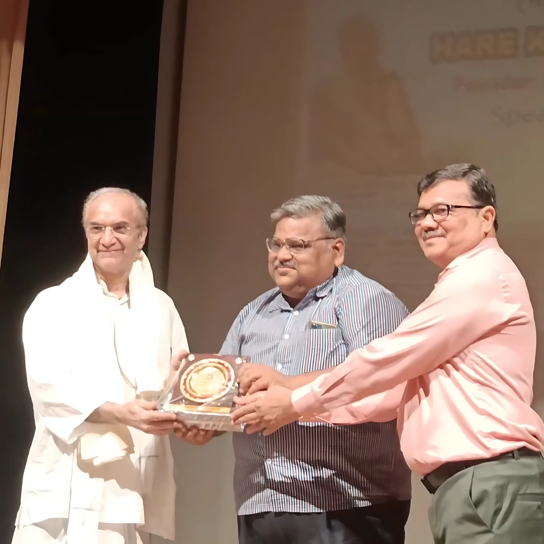Director of Hindustan college presenting memento to HG Rohini Nandan Das
