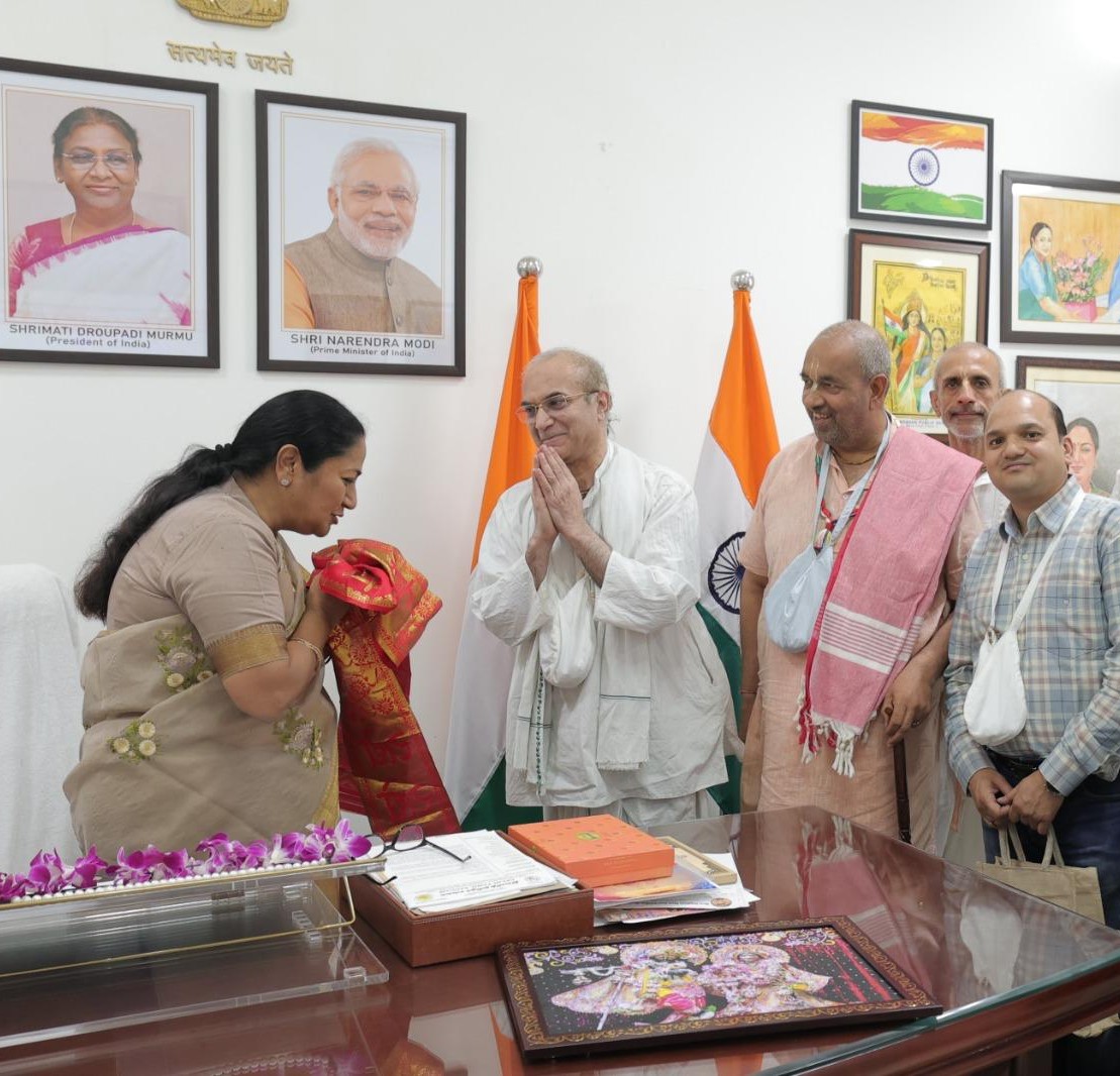 HG Rohini Nandan Das with Sitting chief minister of Delhi- Smt. Rekha Gupta ji - 1